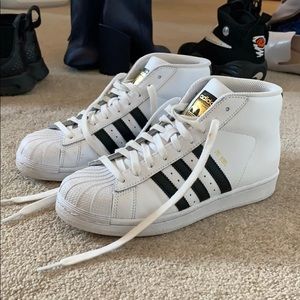 Women’s 5.5 Adidas Superstar high top sneaker